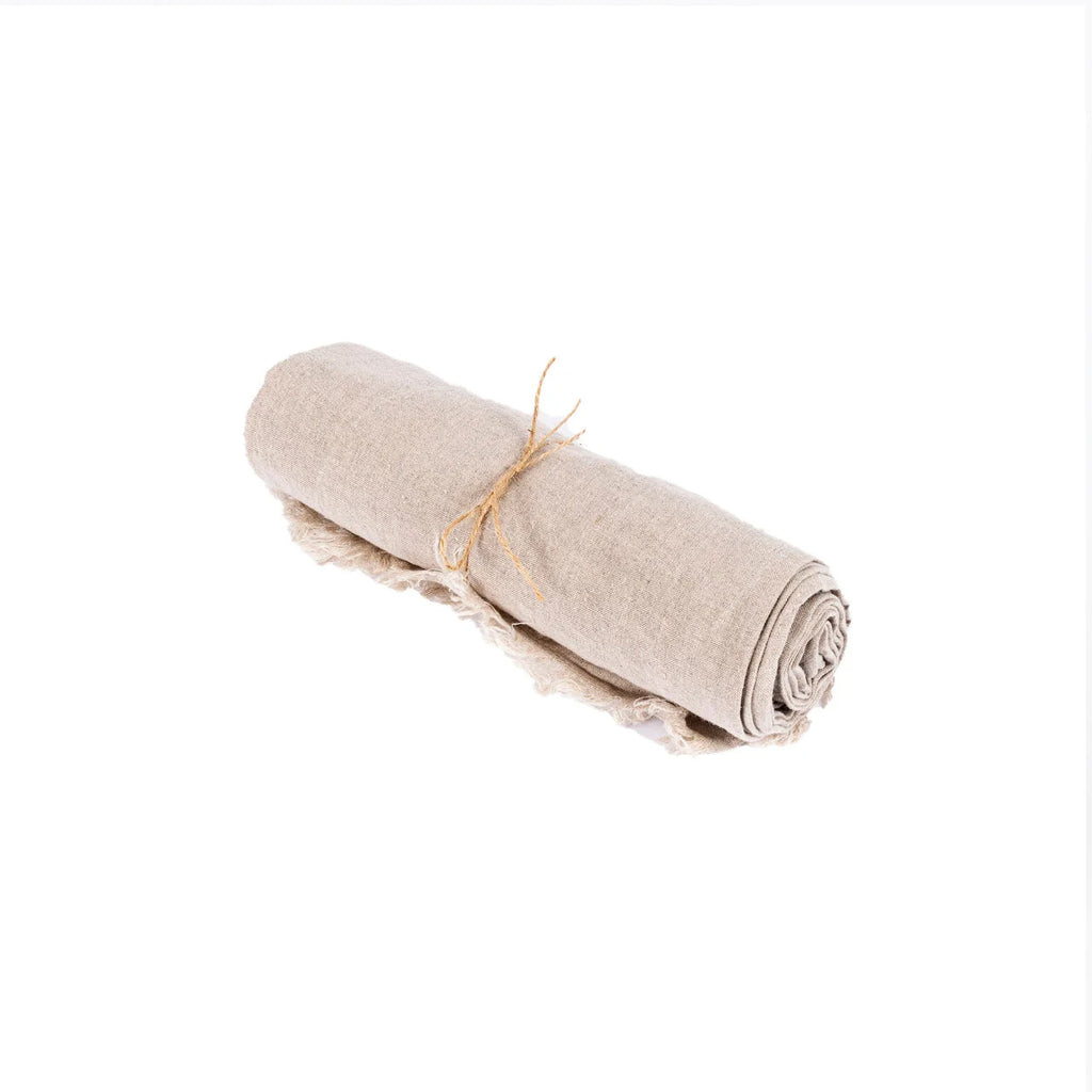 Tissu en lin beige clair roulé avec une ficelle destiné à la Nappe en lin beige 150x200 cm