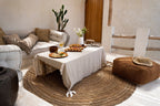 Canapé extérieur beige crème avec coussins, idéal pour la nappe en lin beige 150x250 cm