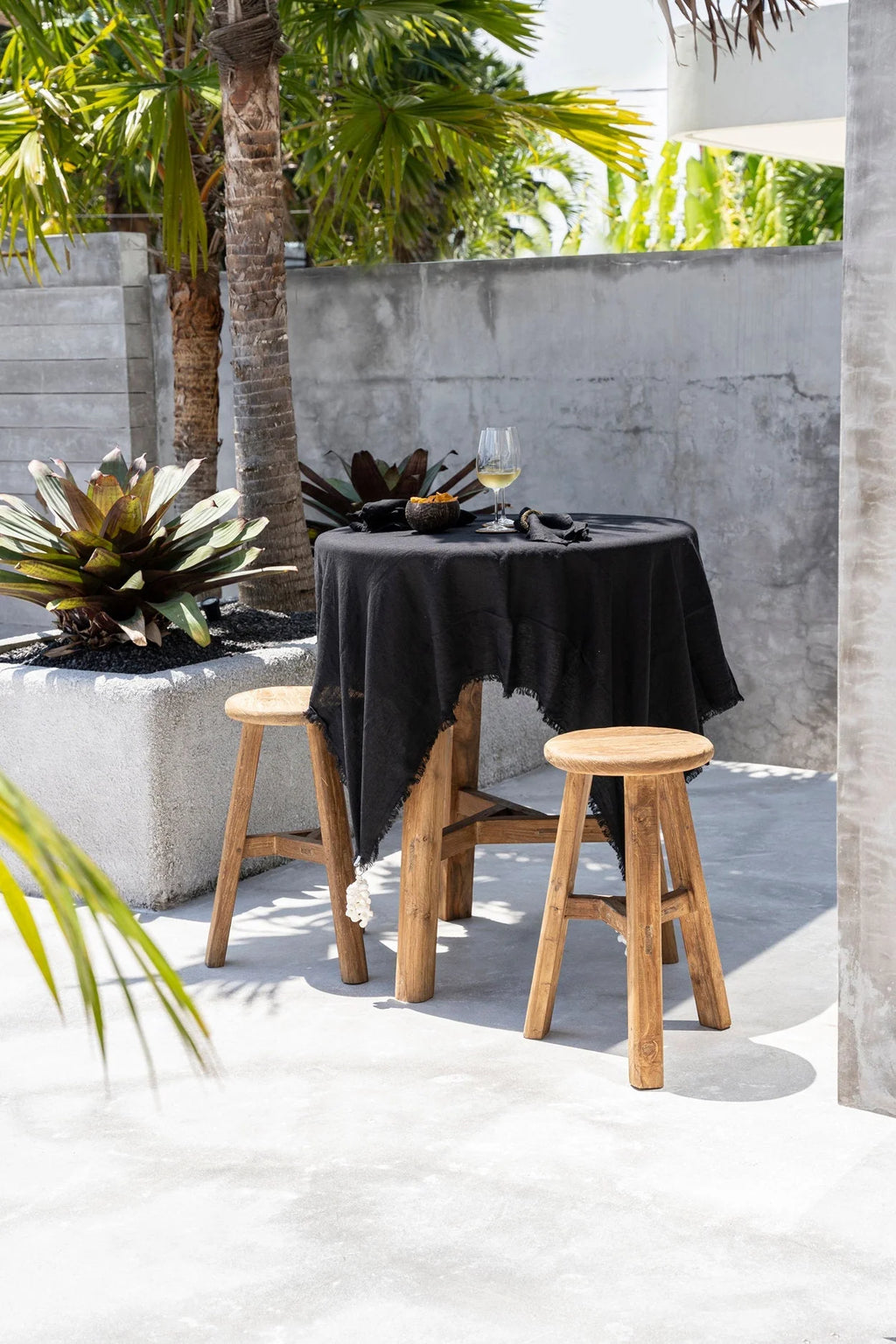 Table bistro ronde noire en métal avec deux tabourets en bois pour salle à manger