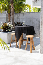 Table bistro ronde noire en métal avec deux tabourets en bois pour salle à manger