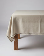 Nappe en lin beige rectangulaire 150x250 cm à liseré noir et franges