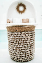 Panier cylindrique en pandan tressé naturel avec coquillages blancs pour décoration