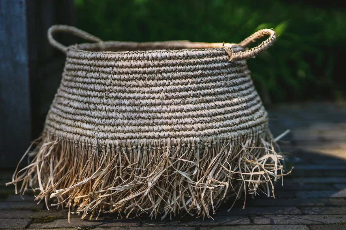 Panier déco en raphia naturel avec franges 45x30 cm, fait main et écologique