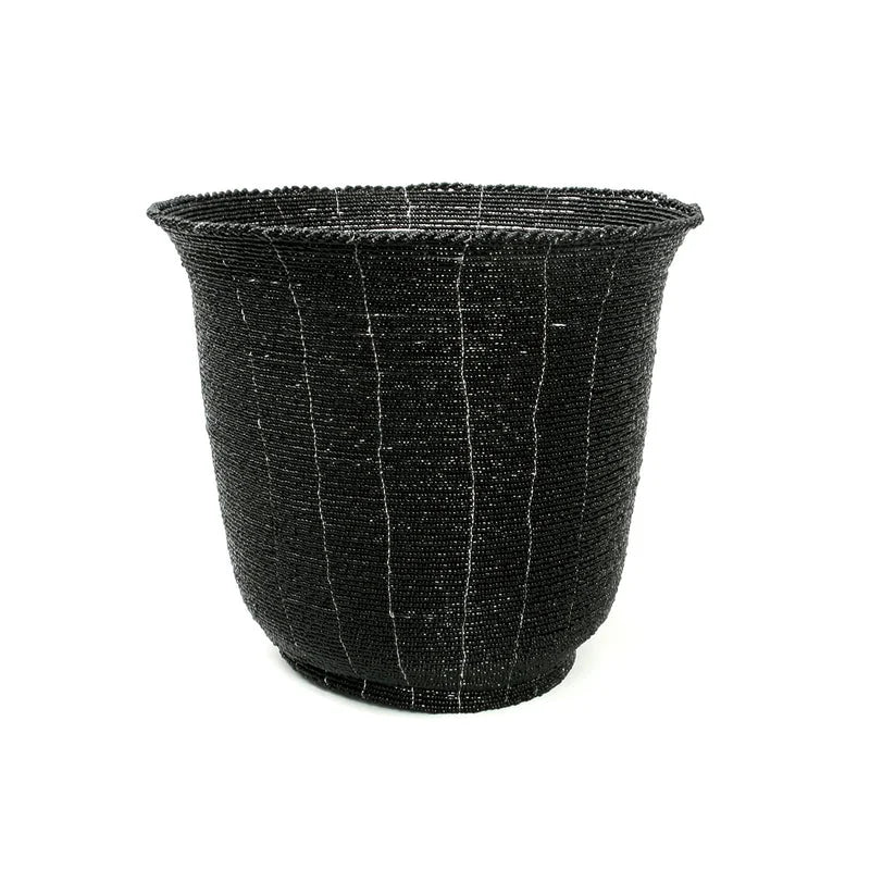 Panier décoratif en perles tressées noires avec rayures blanches verticales
