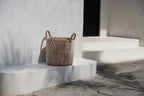 Panier en macramé cylindrique en jonc de mer naturel et blanc avec poignées – H45 cm