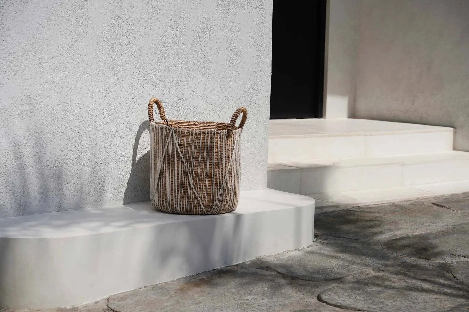 Panier en macramé cylindrique en jonc de mer naturel et blanc avec poignées – H45 cm