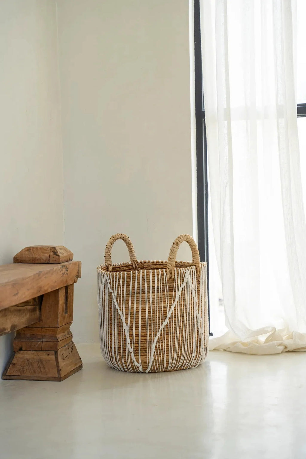 Panier en macramé cylindrique en jonc de mer naturel et blanc avec poignées – H45 cm