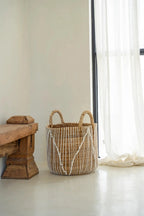Panier en macramé cylindrique en jonc de mer naturel et blanc avec poignées – H45 cm