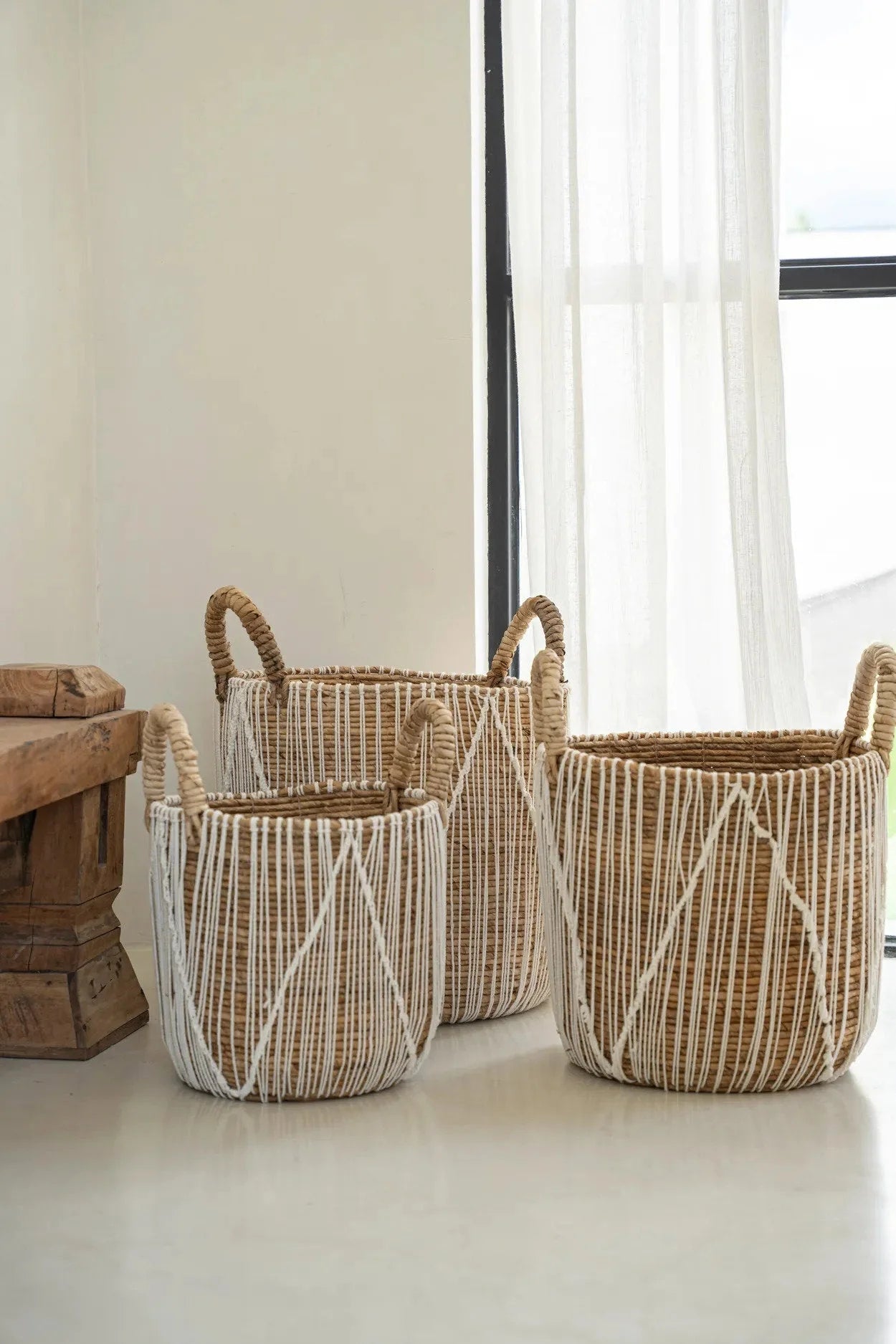Panier en macramé cylindrique en jonc de mer naturel et blanc avec poignées – H45 cm