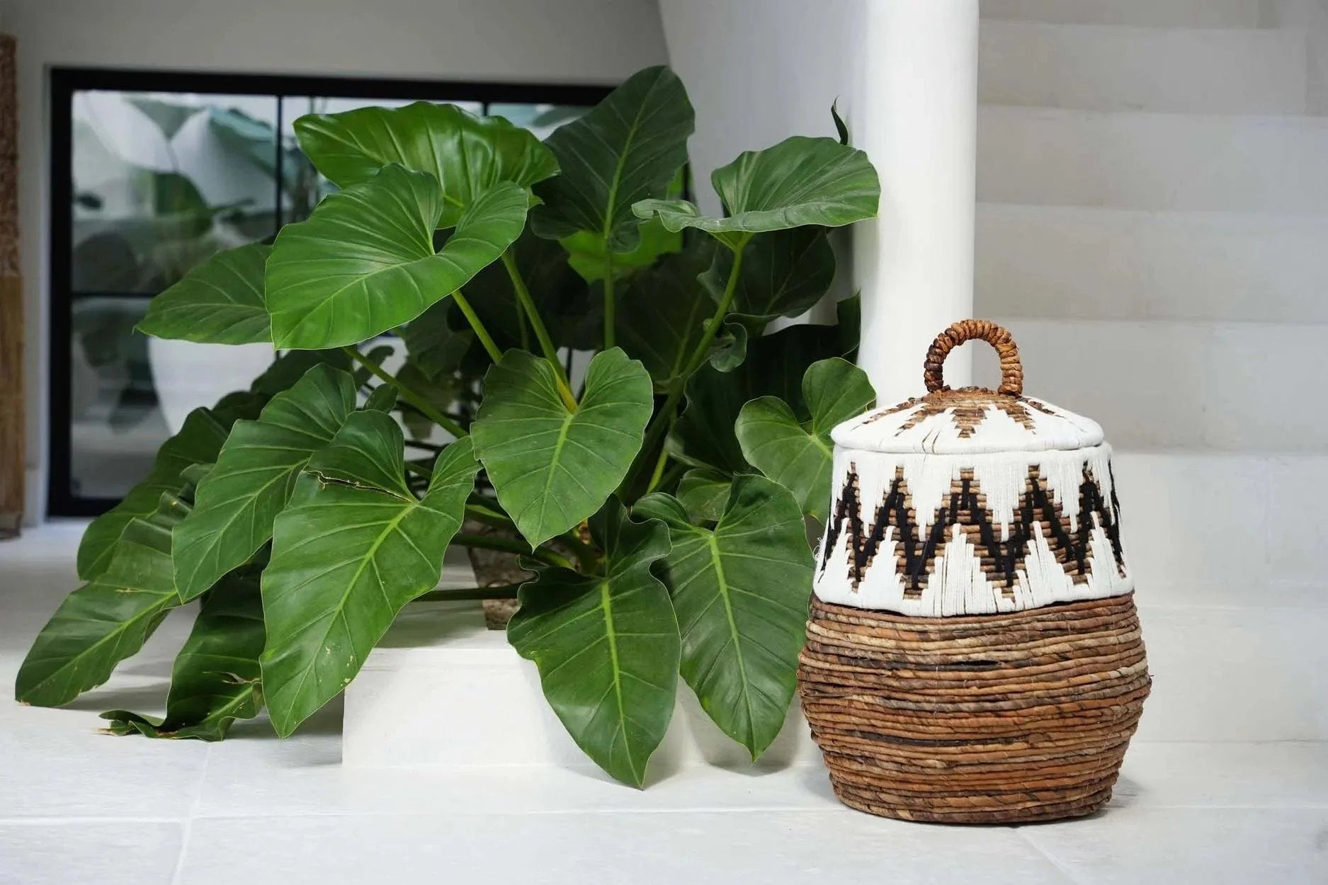 Panier de rangement cylindrique en feuille de bananier avec motif zigzag noir et blanc