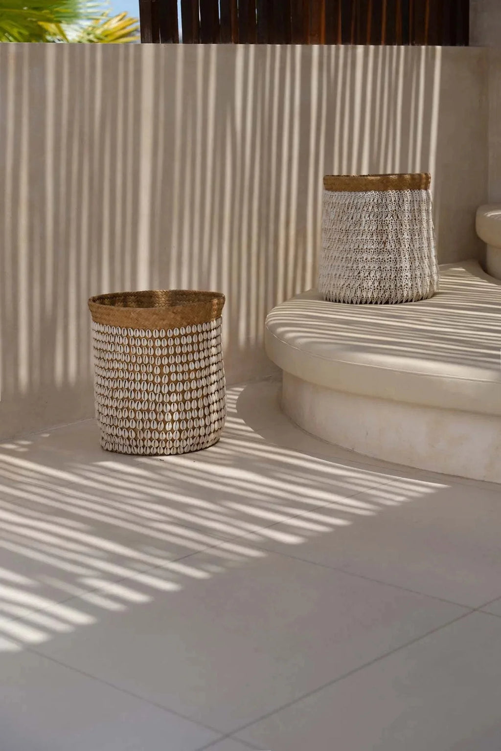 Panier de rangement en pandan et coquillages naturel blanc avec corps clair et rebords marron
