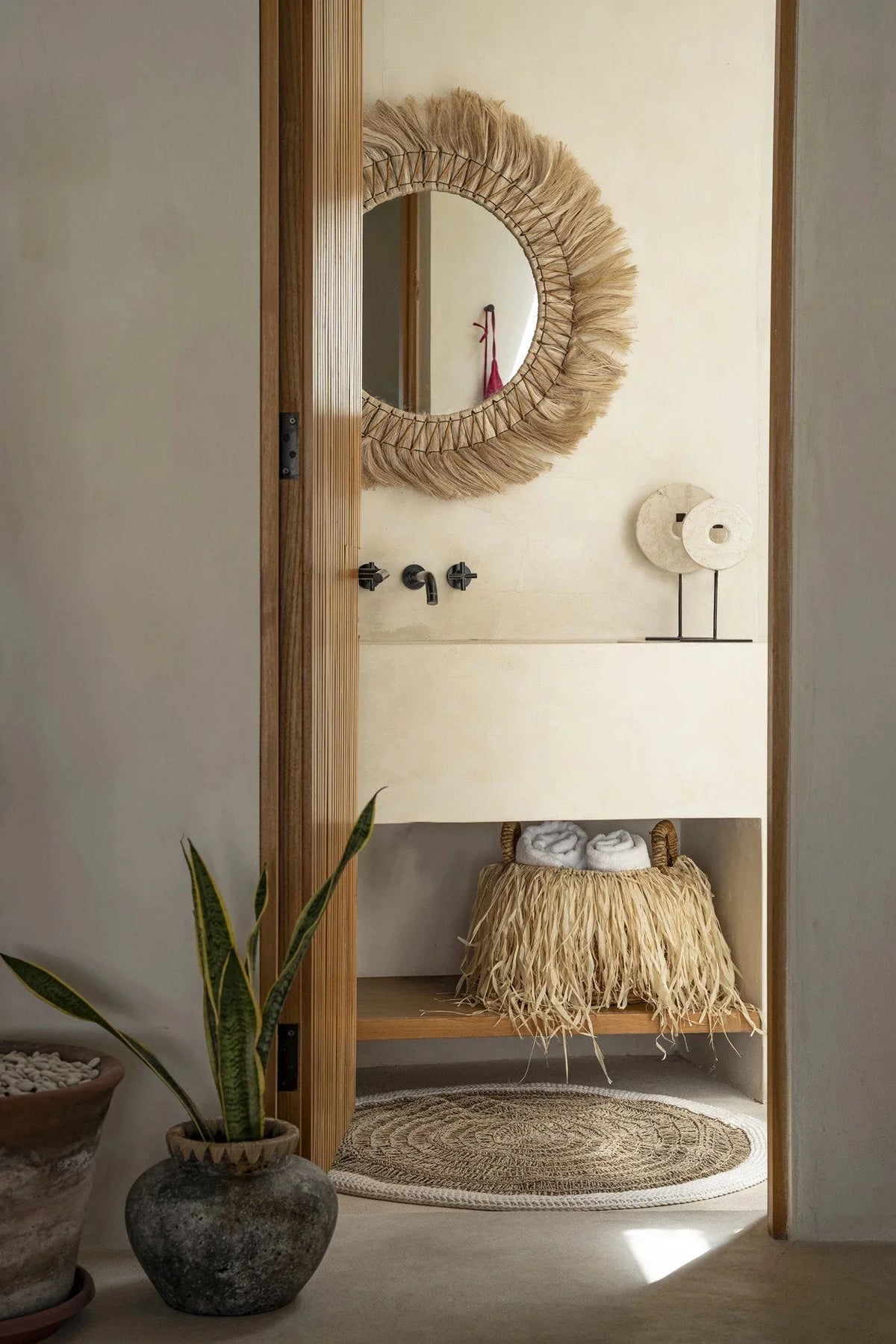 Panier de rangement rond en feuilles de bananier avec franges en raphia naturel – Ø33 cm