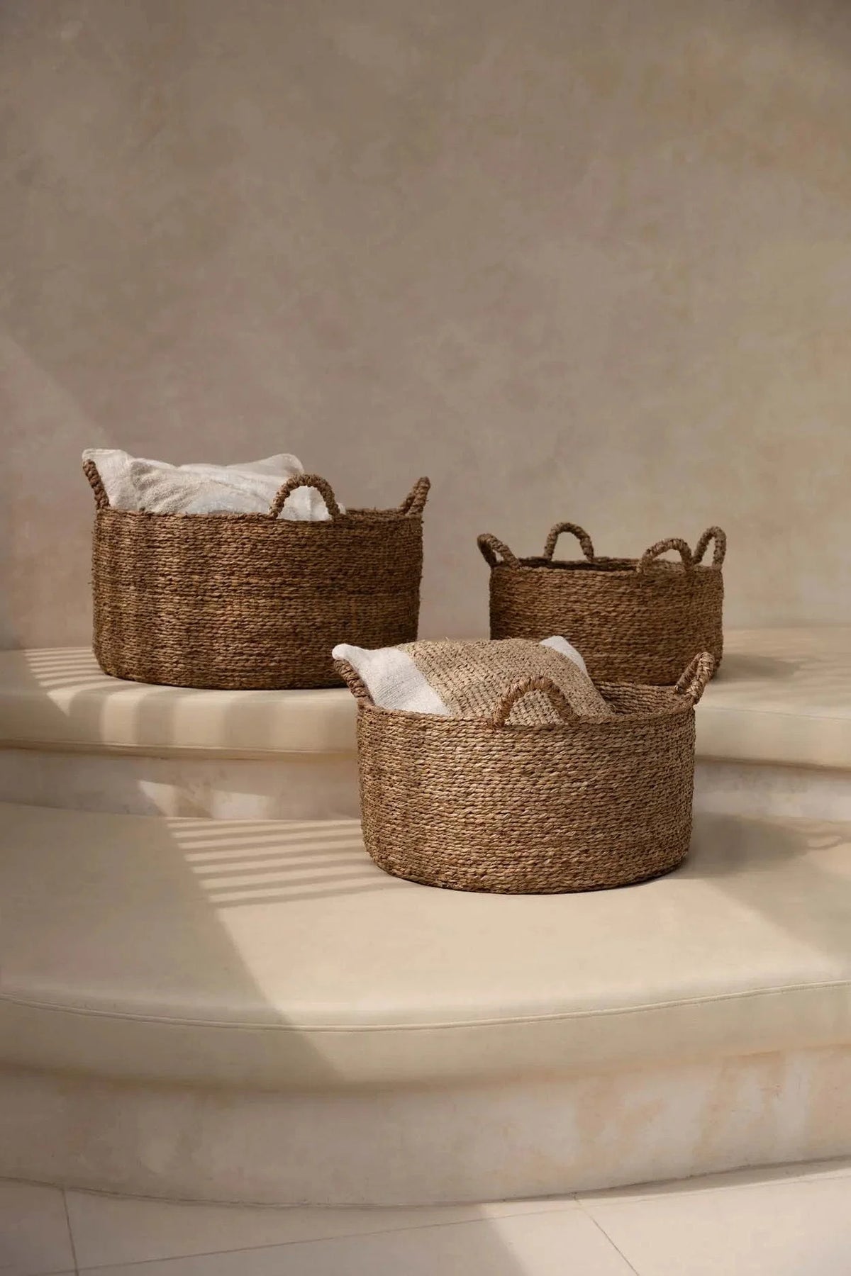 Panier de rangement rond en jacinthe d’eau tressée naturel avec poignées – Ø52 cm