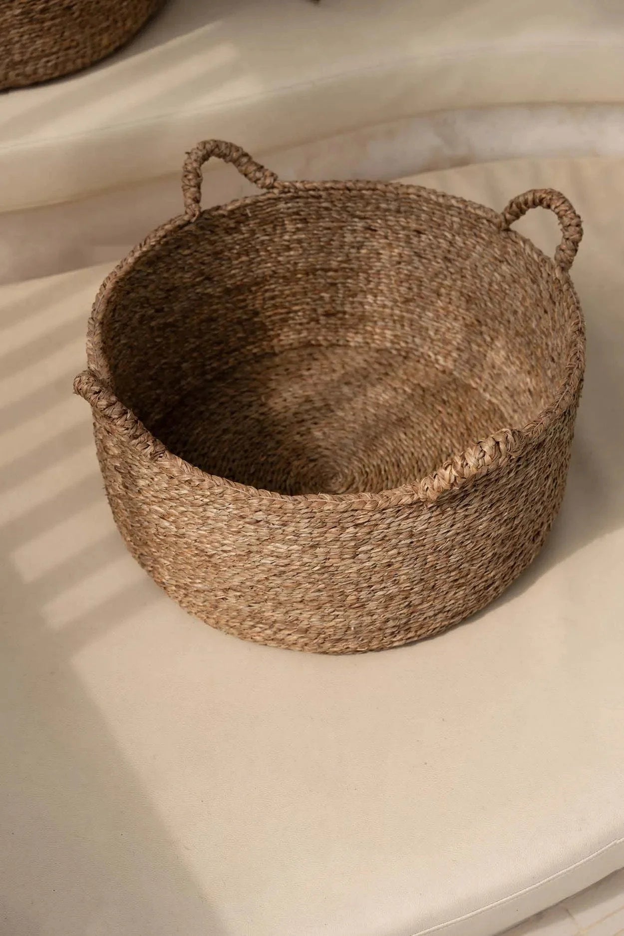 Panier de rangement rond en jacinthe d’eau tressée naturel avec poignées – Ø52 cm