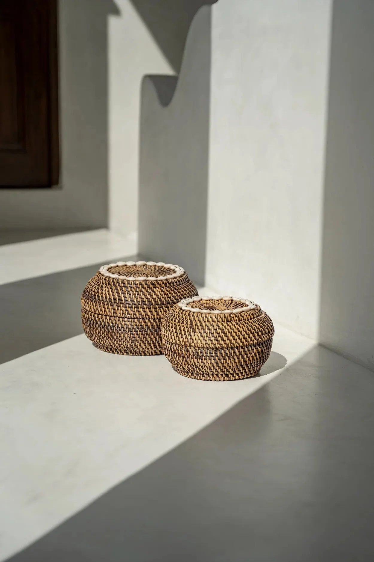 Panier de rangement en rotin foncé et coquillages 27 cm