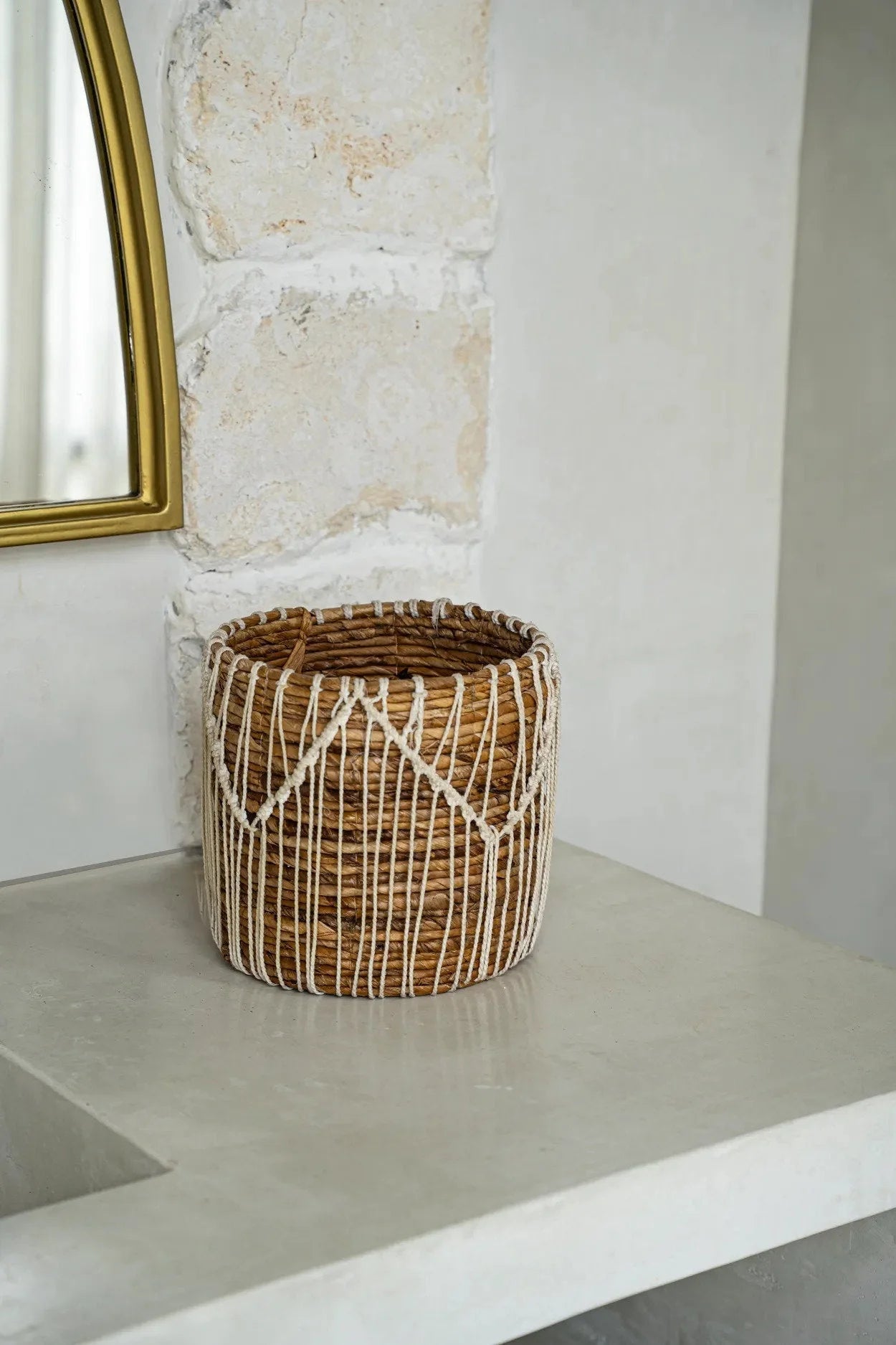 Panier rond en feuilles de bananier & macramé naturel blanc tressé