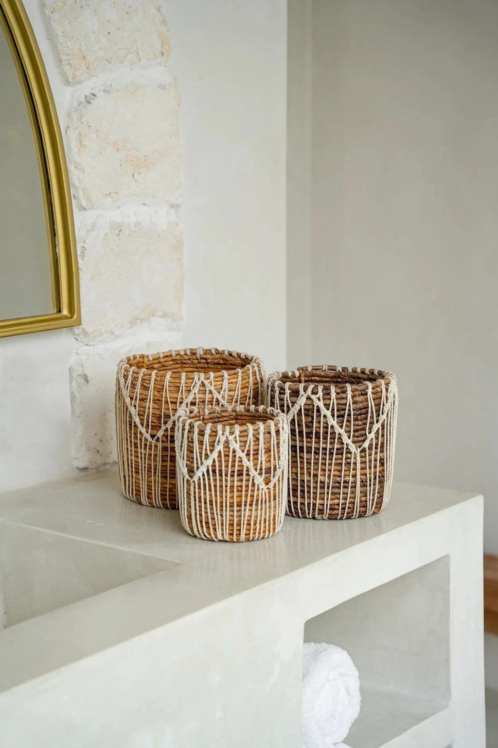 Panier rond en feuilles de bananier & macramé naturel blanc tressé