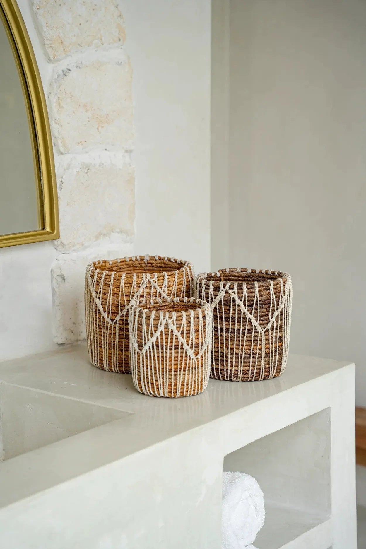 Panier rond en feuilles de bananier & macramé naturel blanc tressé