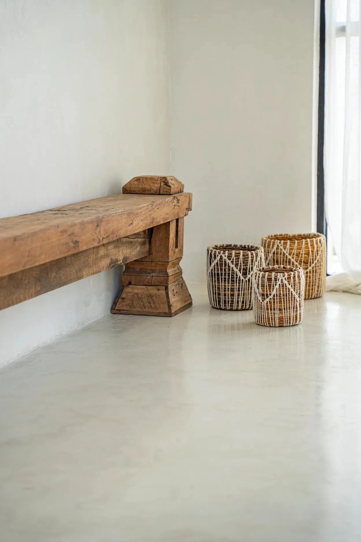 Panier rond en feuilles de bananier & macramé naturel blanc tressé