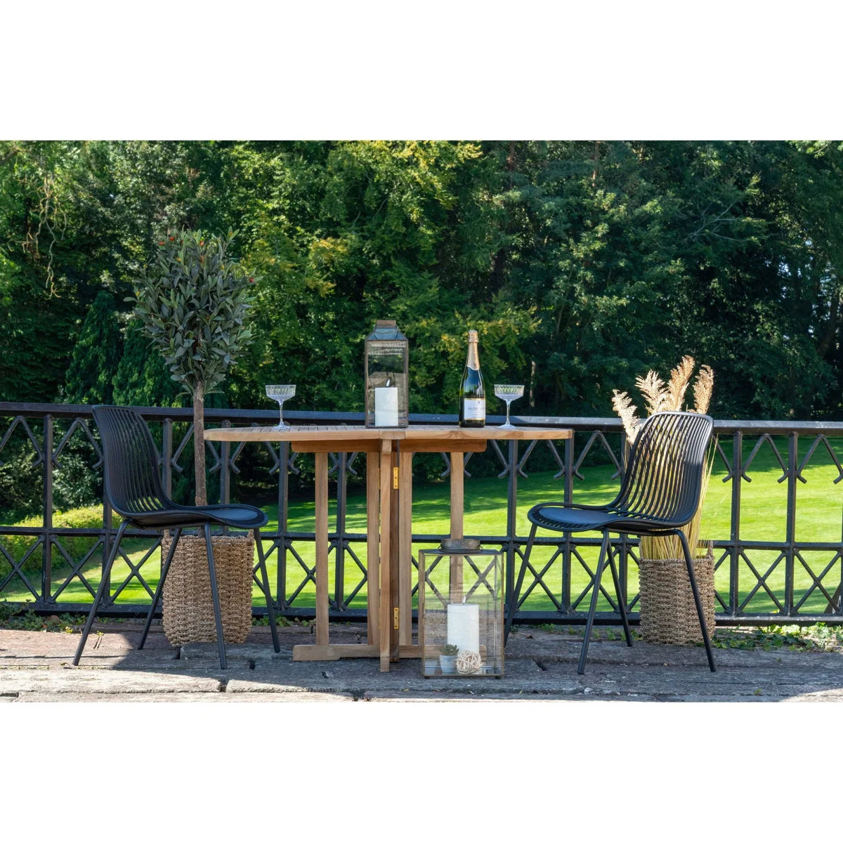 Panier rond en jonc de mer naturel lot de 3 sur table bois pliable patio