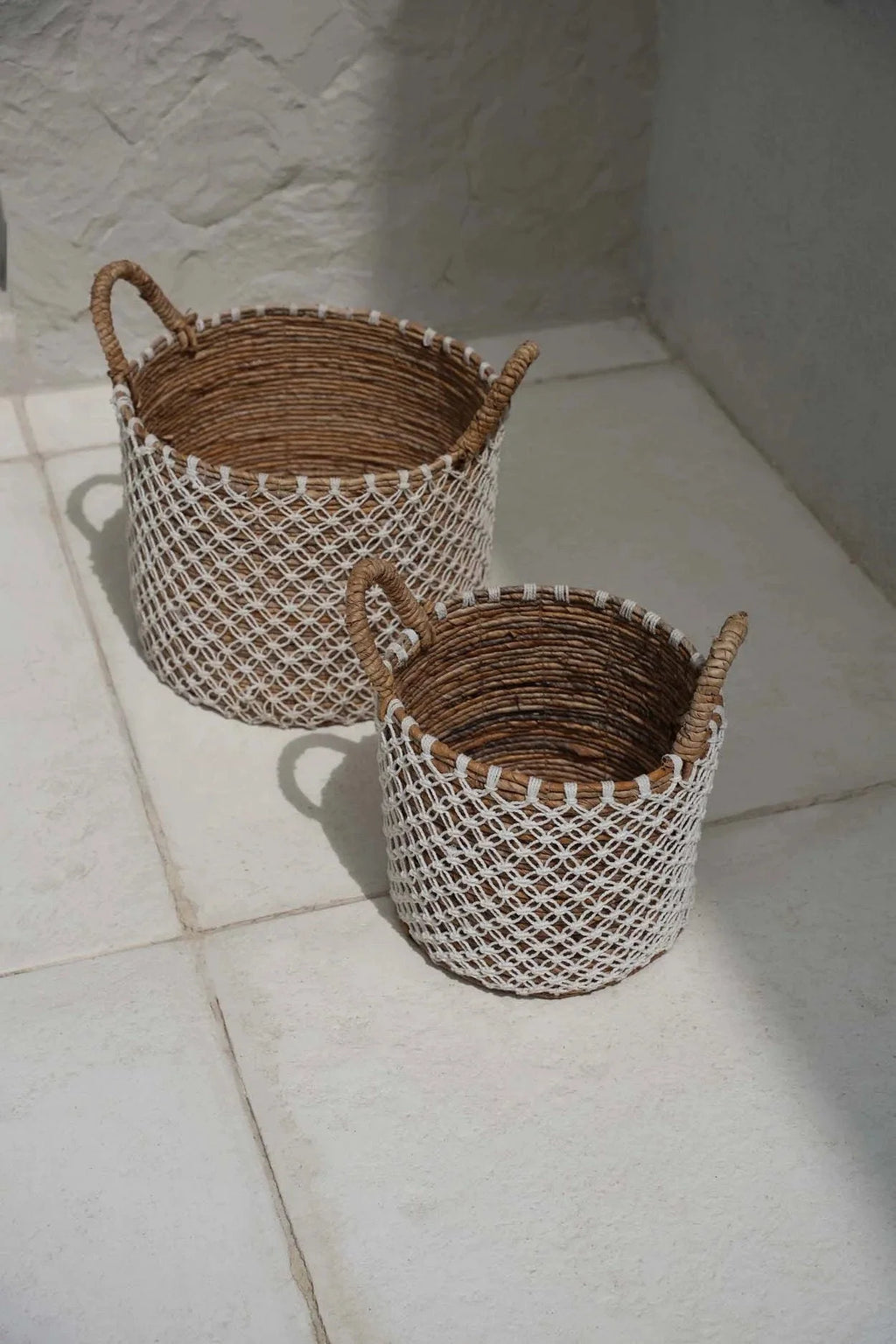 Panier rond en jute tressé motif filet blanc avec anses corde – Ø35 cm