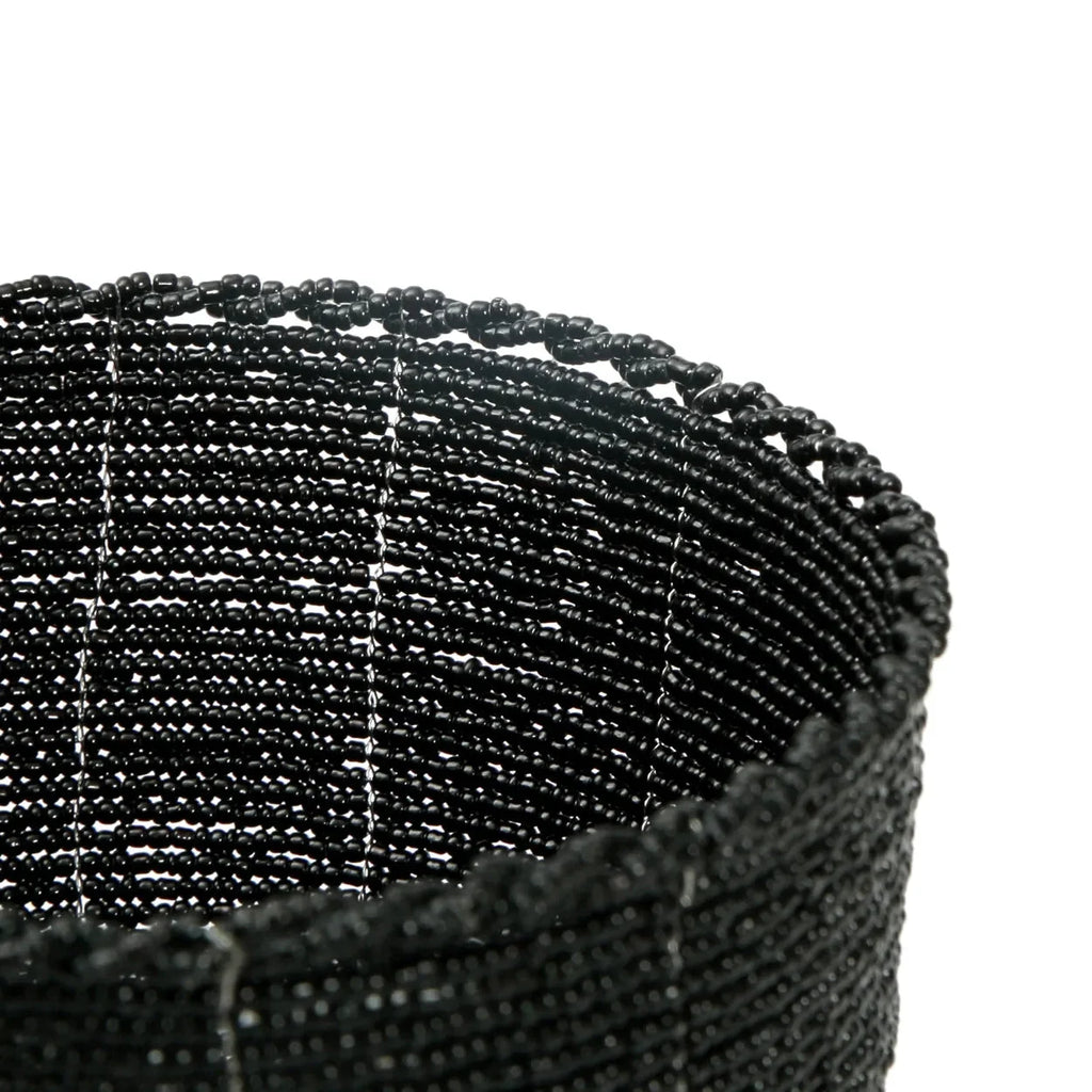 Panier rond en perles tressées noires rayé blanc pour rangement déco
