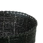 Panier rond en perles tressées noires rayé blanc pour rangement déco