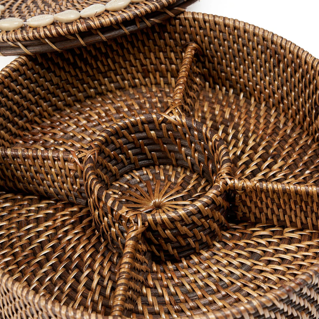 Panier rond en rotin brun avec coquillages cauris et étoile centrale