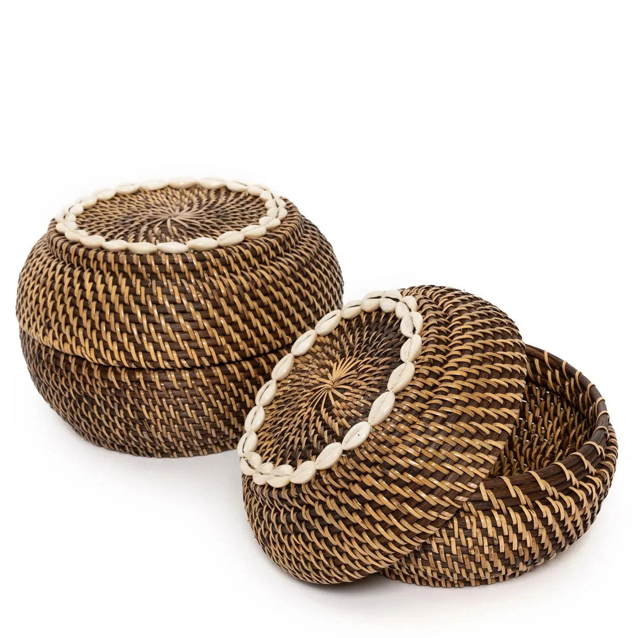 Panier en rotin foncé avec coquillages cauris 23 cm