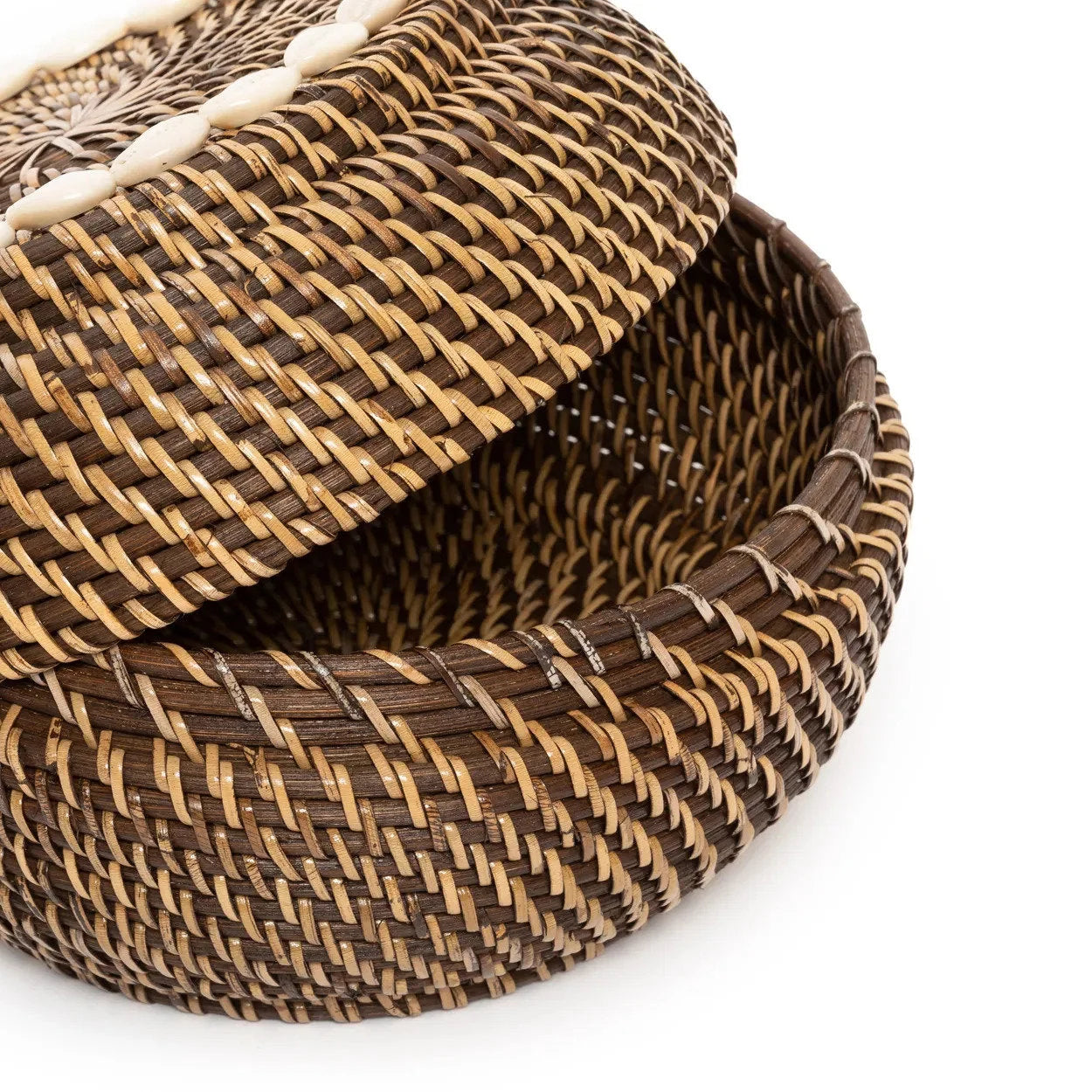 Panier en rotin foncé avec coquillages cauris 23 cm