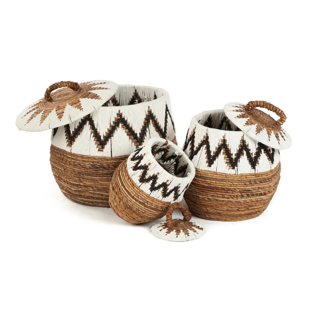 Panier en rotin motif zigzag blanc et marron avec anse décorative