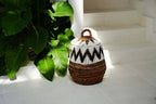 Panier en rotin motif zigzag blanc et marron avec anse décorative