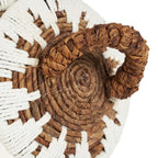 Panier en rotin motif zigzag blanc et marron avec anse décorative