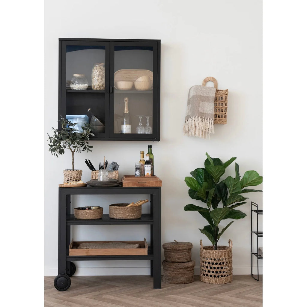 Meuble vitré noir mat minimaliste avec vaisselle rangée