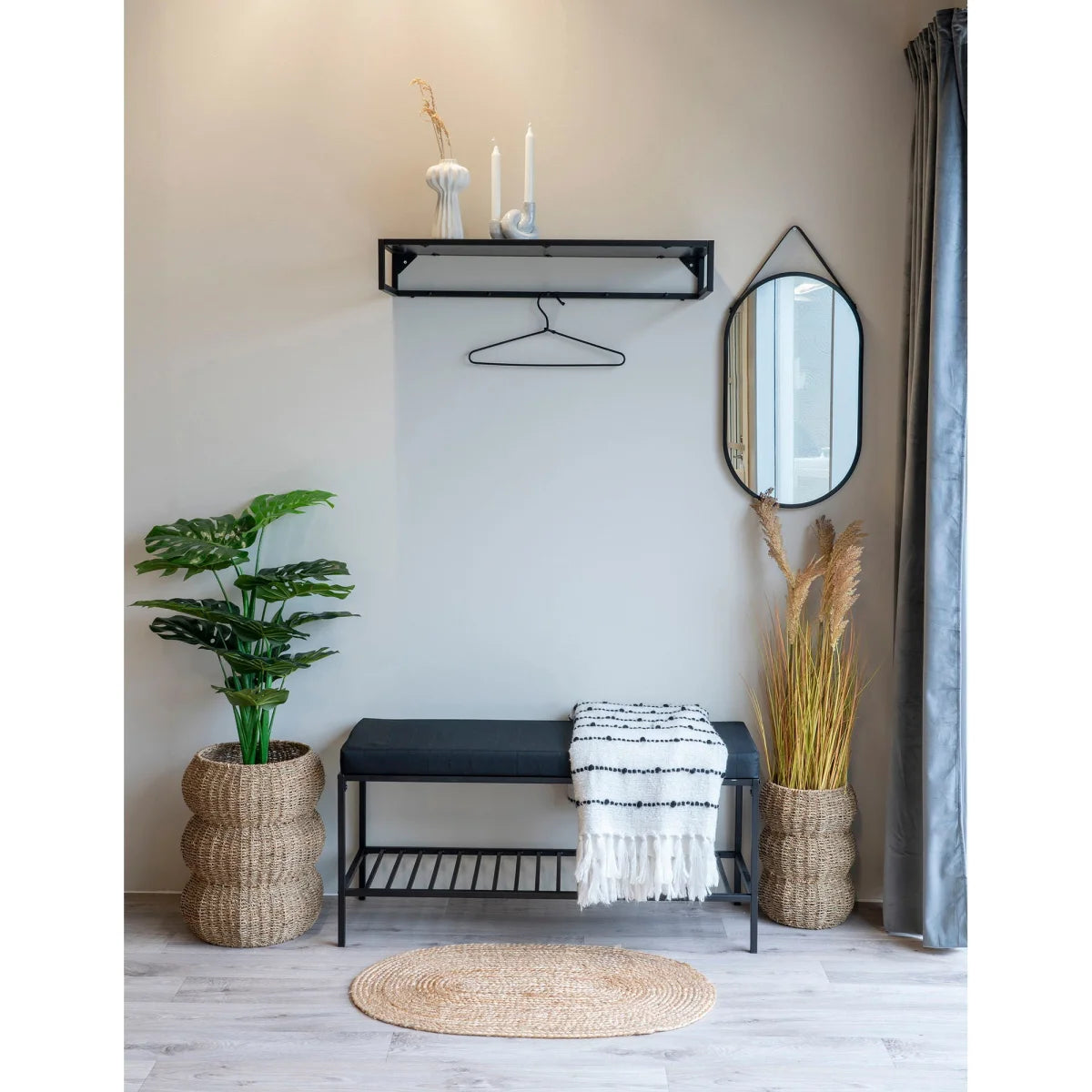 Banc en métal noir avec coussin, étagère et paniers en jonc tressé