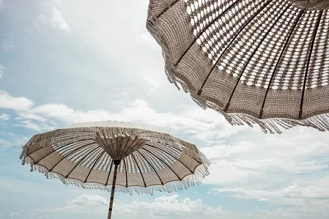 Parasol balinais en macramé avec mât sculpté bois 250 cm