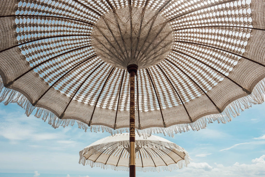 Parasol balinais en macramé avec mât sculpté bois 250 cm