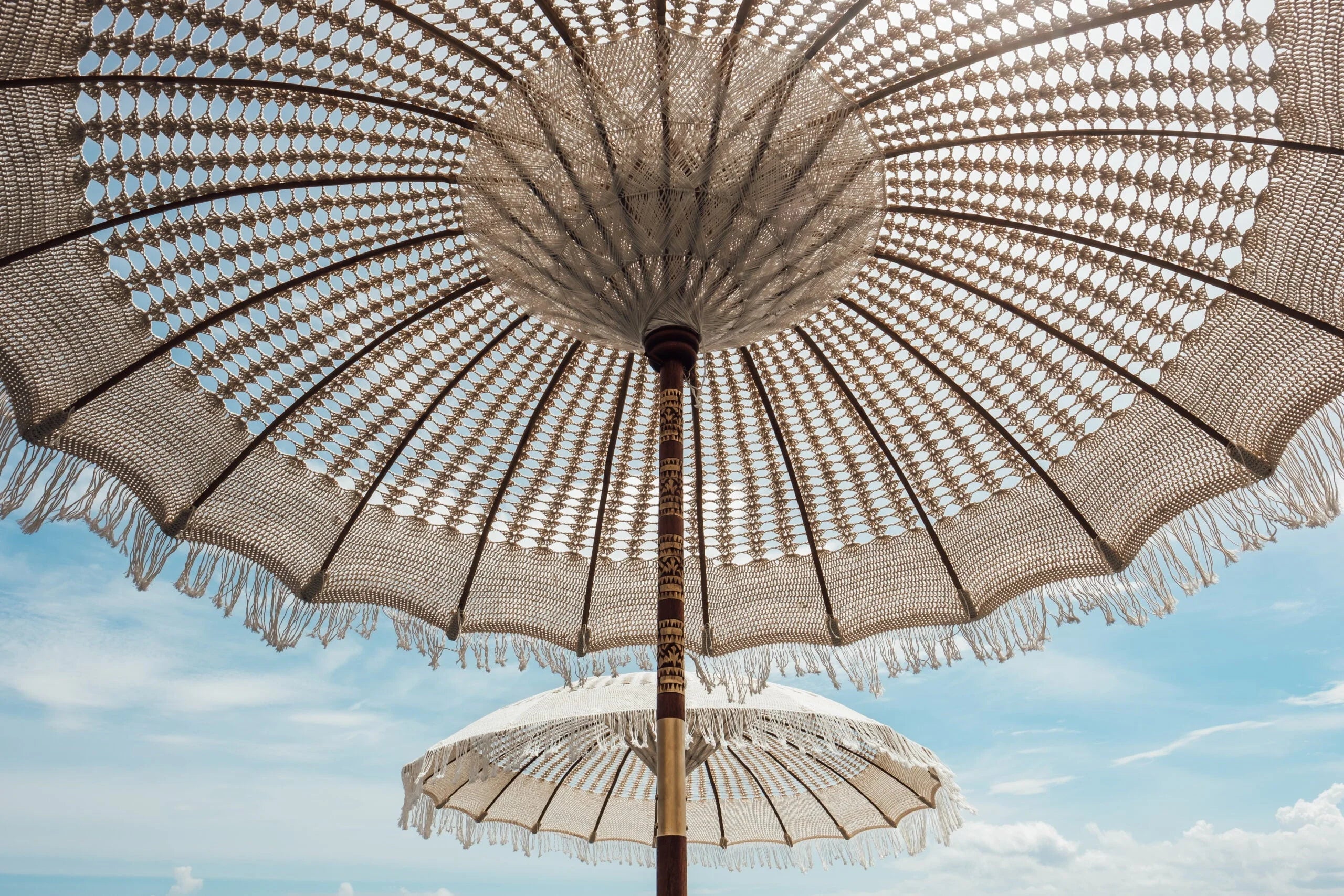 Parasol balinais en macramé avec mât sculpté bois 250 cm