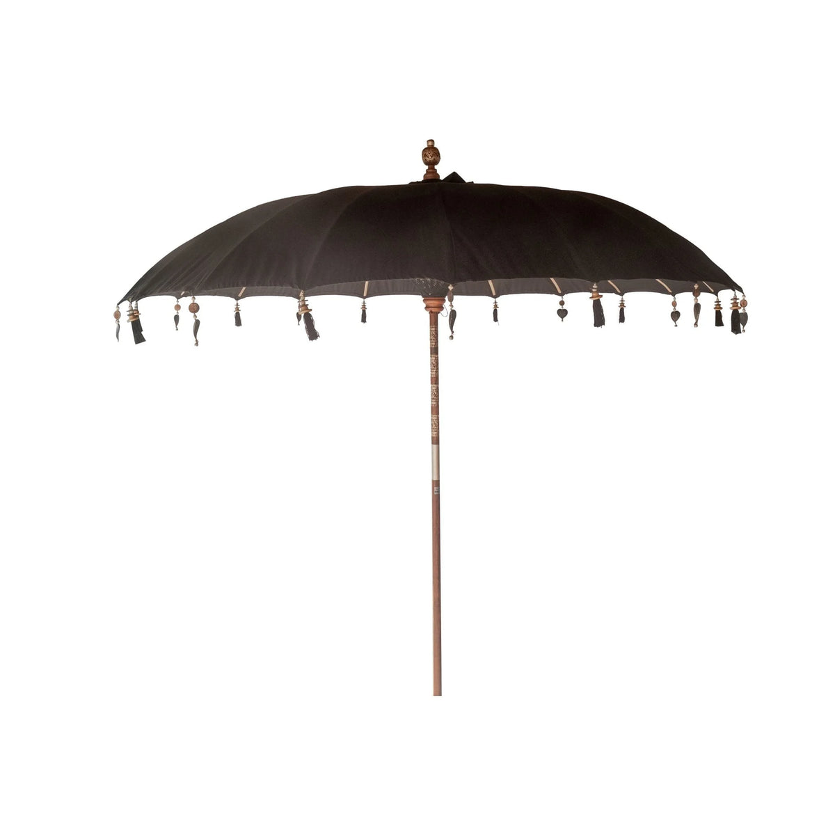 Parasol balinais rond en tissu noir avec sculptures en bois et décorations suspendues