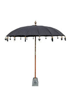 Parasol balinais rond noir avec sculptures en bois et décorations suspendues
