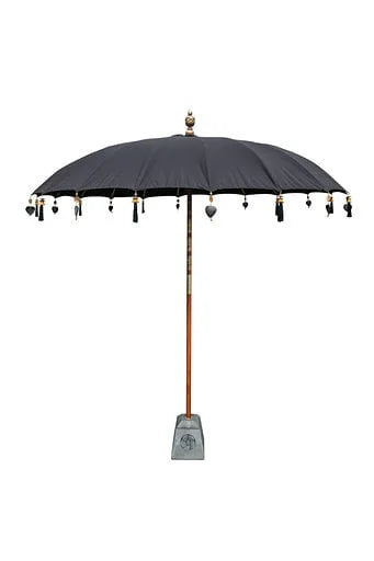 Parasol balinais rond noir avec sculptures en bois et décorations suspendues
