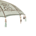 Parasol rond bleu pastel décoré avec franges et motifs tropicaux, Ø250 cm