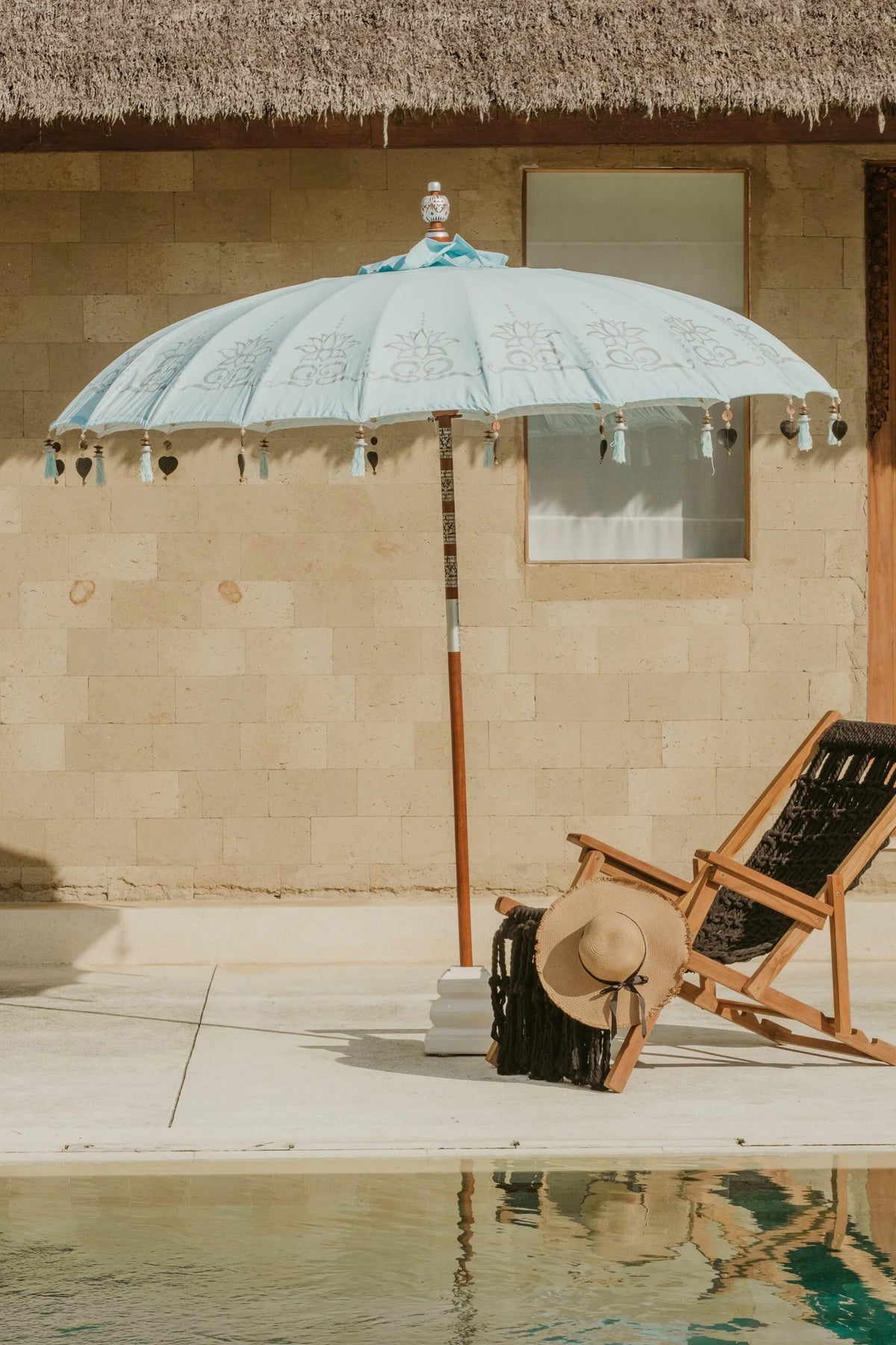Parasol rond bleu pastel avec franges et motifs tropicaux, diamètre 250 cm