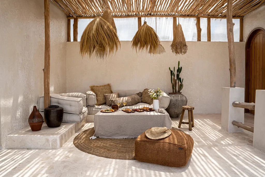 Espace lounge extérieur de style bohème avec le pendentif de cabane Rayung Naturel M