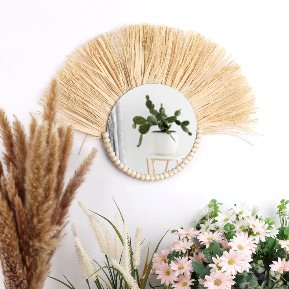 miroir raphia accroché dans un salon