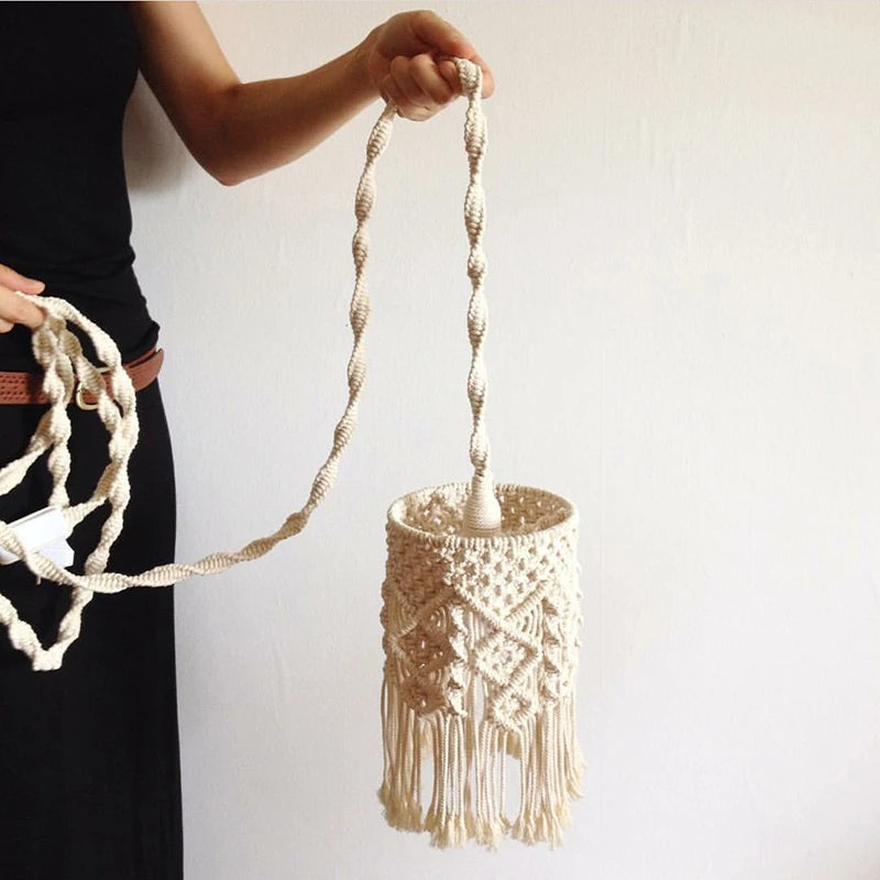  Petit modèle de suspension en macramé sur table, offrant un éclairage décoratif parfait pour un intérieur cosy.