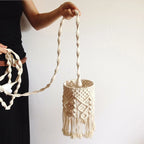  Petit modèle de suspension en macramé sur table, offrant un éclairage décoratif parfait pour un intérieur cosy.
