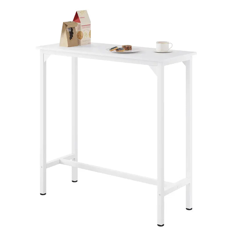 Petite table haute à manger blanche, prête pour le petit-déjeuner avec accessoires de table.