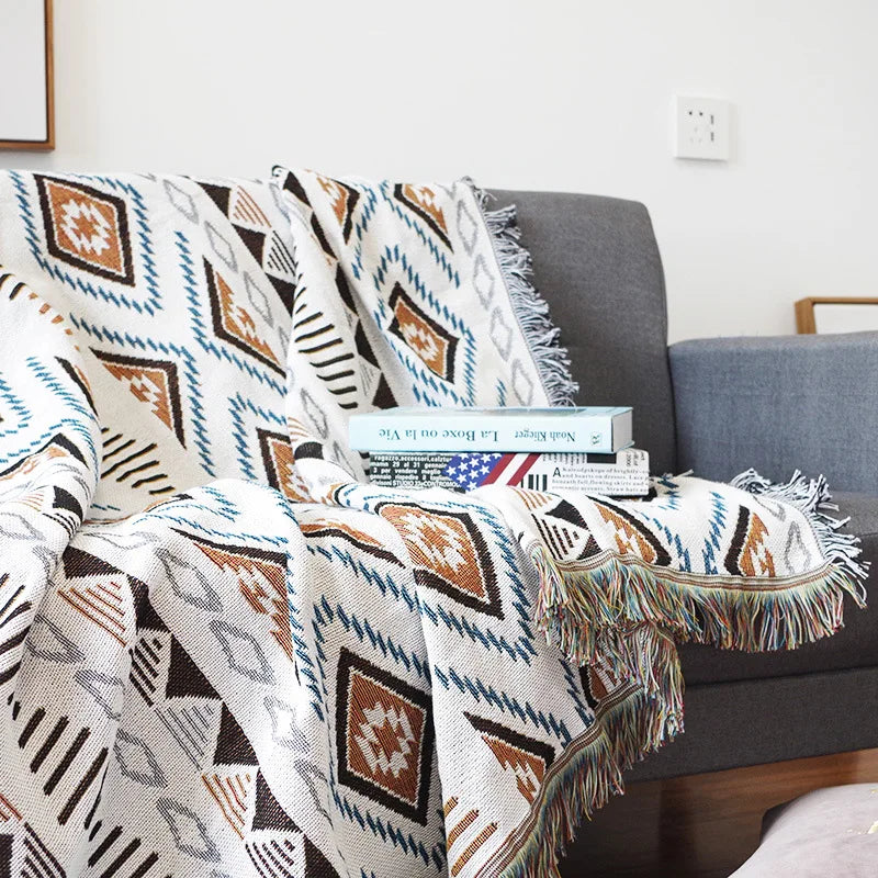 Plaid aztèque à franges utilisé comme décoration pour un canapé dans un salon