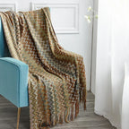 Châle à motifs Plaid Chevron avec design zigzag et franges sur une chaise